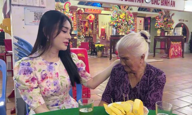Lâm Khánh Chi cầm 25 triệu đồng tới làm 1 điều, nữ nghệ sĩ 88 tuổi bật khóc