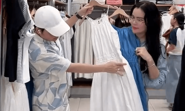 Nam nghệ sĩ kết hôn với fan, lên chức bố ở tuổi 53, mua cho anh chị em mỗi người 1 căn nhà