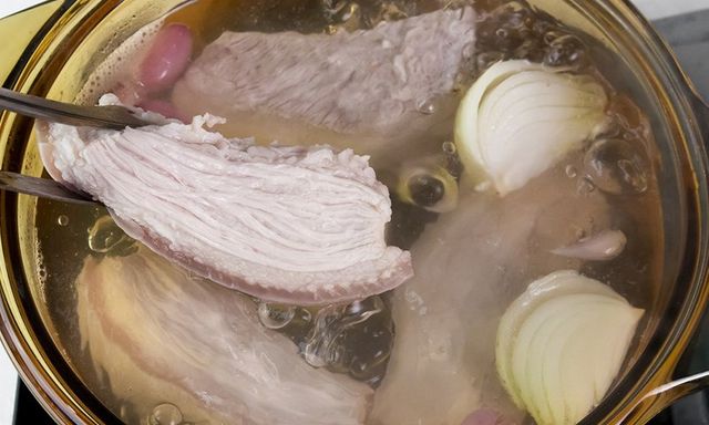 Muốn thịt luộc trắng, giòn, không hôi, nhớ làm đúng 4 bước này