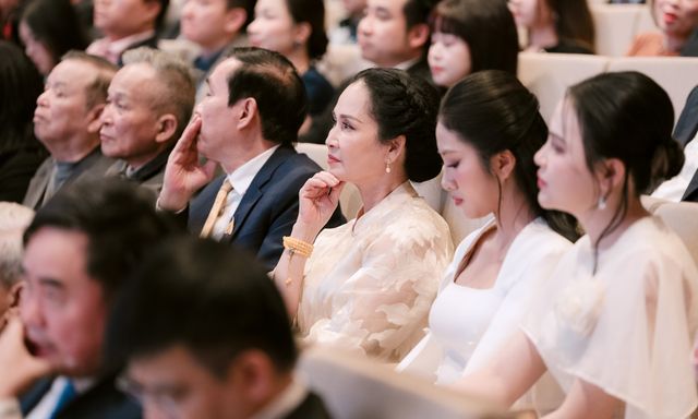 NSND Lan Hương: “Đứng trước giải thưởng này tôi thấy mình thật nhỏ bé”