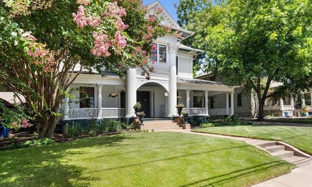 Bên trong biệt thự rộng gần 8.000 m2 của hoa hậu giàu nhất Việt Nam có gì?