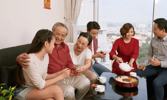 Bí quyết giữ bình thản trước loạt câu hỏi “khó đỡ” ngày Tết, theo chuyên gia tâm lý