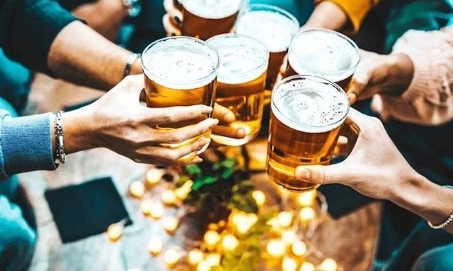 Bác sĩ chuyên khoa gan nói thẳng: Đừng nghĩ uống bia không độ là vô hại!
