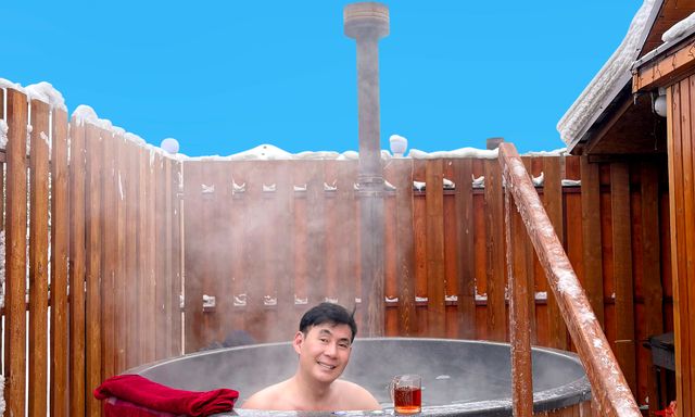 Chuyến du lịch đầy bất ổn của nam ca sĩ sở hữu nhà hơn 2.000 cây vàng, cầu nguyện xin về nước an toàn