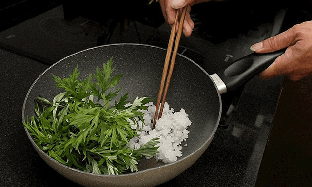 Lá ngải cứu đem rang với thứ này có hiệu quả bất ngờ 