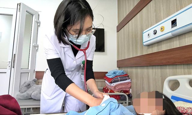 Nữ sinh 16 tuổi nguy kịch vì “siêu vi khuẩn”: Bác sĩ liệt kê những dấu hiệu cần đặc biệt chú ý