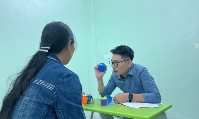 Không ép con thay đổi, bố mẹ làm điều ngược lại khiến chuyên gia tâm lý phải khen ngợi