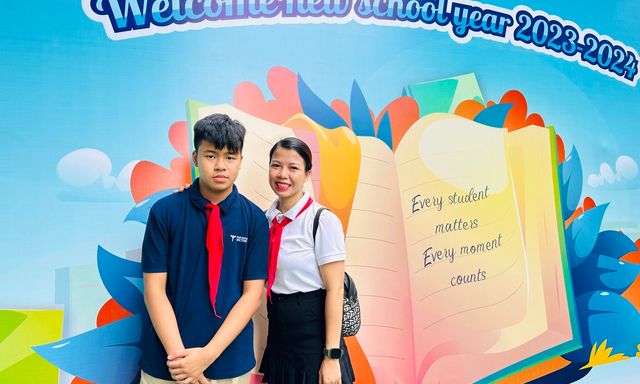 Con bị từ chối vào lớp 1 trước ngày khai giảng, mẹ chọn con đường khiến tất cả cảm phục