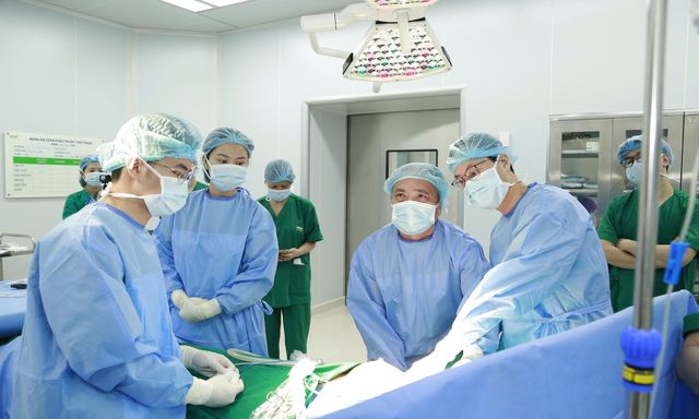 Bác sĩ Việt có 1 kỹ thuật mổ được thế giới tôn vinh: Hàn Quốc, Singapore, châu Âu đến học 