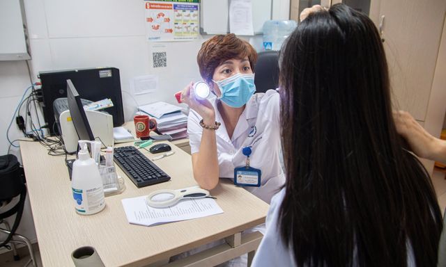 Chơi với mèo, bé gái 14 tuổi bị nấm da lan khắp tay chân: Bác sĩ cảnh báo