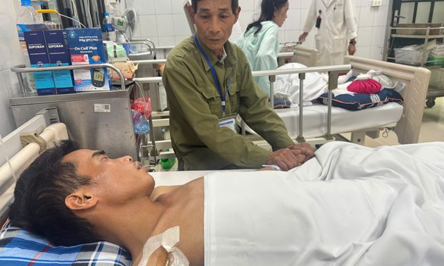 Cha già bật khóc xin cứu con trai gặp nạn: “Hai đứa nhỏ còn cần có bố…”