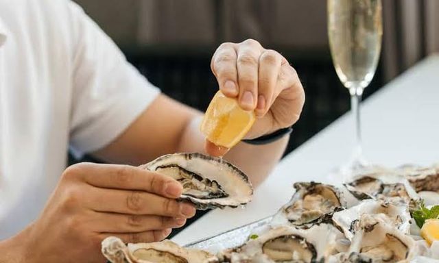 Thường xuyên ăn hàu để tăng bản lĩnh, người đàn ông nhận kết quả bất ngờ từ bác sĩ