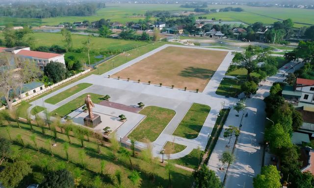 Khánh thành tượng đài 'Bác Hồ về thăm quê' vào dịp khai mạc Lễ hội Làng Sen