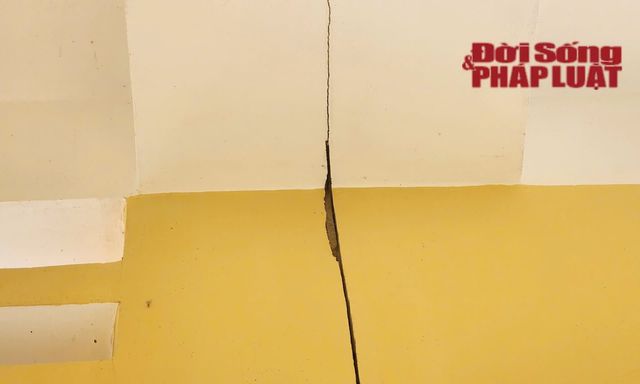 Vết nứt chằng chịt trên dãy phòng học mới đưa vào sử dụng