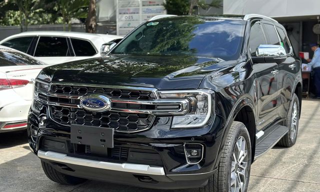 Ford chi hơn 6 tỷ hút khách Việt: Giảm giá hàng loạt xe, tặng cả Everest nếu bạn 'đỏ'