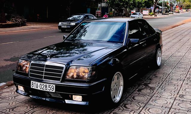 Hồi sinh Mercedes-Benz E-Class 1993, thợ Việt chia sẻ: ‘Mua chỉ 100 triệu, thêm 300 triệu độ xe nhưng tiền công chiếm hơn nửa’