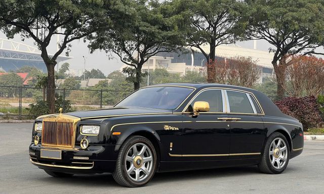 Rolls-Royce Phantom hàng độc giá 9,5 tỷ đồng tại Việt Nam: Mạ vàng 24K từ ngoài vào trong, nhiều chi tiết chạm khắc hình rồng