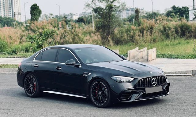 Hàng hiếm Mercedes-AMG C 63 ‘siêu lướt’ bán lại rẻ hơn giá mới 700 triệu: Mới lăn bánh 2.000km, có công nghệ F1