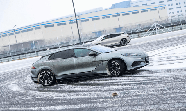 Tôi sang Trung Quốc trải nghiệm đường đua khổng lồ phủ trong tuyết dày của BYD: Leo dốc cát, bơi trong nước, nghiêng 30 độ đều trong ‘1 nốt nhạc’