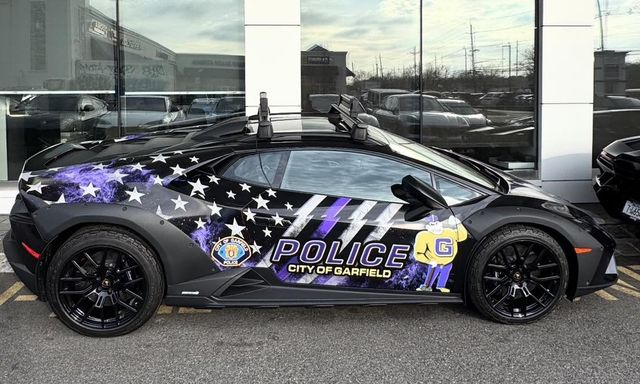 Lamborghini Huracan bản off-road được cảnh sát trưng dụng nhưng không để bắt cướp mà dùng làm một điều đặc biệt