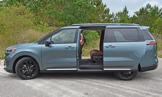 Chủ xe Kia Carnival đâm đơn kiện vì cửa trượt điện không an toàn, hãng bác bỏ lỗi bằng lý do này