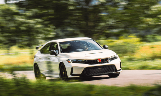 Sống sót qua 'án tử' khí thải nhưng Civic Type R 2026 lại gây tranh cãi: Giá tăng phi mã, công nghệ dậm chân tại chỗ trước sức ép từ Toyota GR Corolla