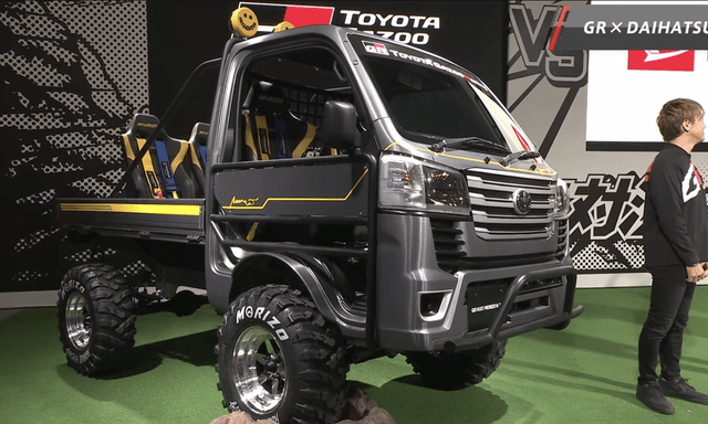 Toyota hé lộ mẫu xe bán tải thể thao mới: Kiểu dáng như Su 'cóc' nhưng gắn thêm ghế trên thùng hàng, không kính chắn gió