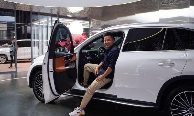 Nhìn lại dàn xe của Khoa Pug trước khi tuyên bố phá sản: Từ Camry ‘máy V6’ độc lạ tại Mỹ đến cặp đôi Mercedes-Benz hơn 4 tỷ đồng tại Việt Nam