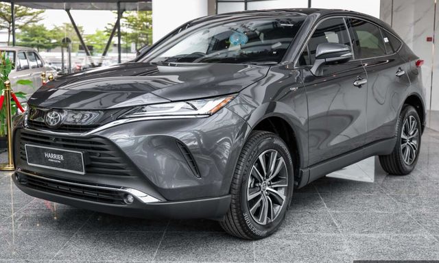 Ảnh thực tế Toyota Venza giá quy đổi gần 2 tỷ đồng vừa ra mắt ĐNÁ: Tiện nghi xịn, có ADAS nhưng màn hình dễ gây tranh cãi