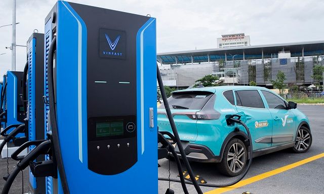 V-Green chơi lớn: Bỏ 10.000 tỷ đồng xây 99 siêu trạm sạc khắp quốc lộ Việt Nam, phục vụ một lúc 100 xe, sạc 15 phút là chạy