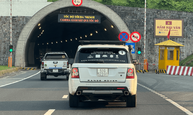 Đoàn Range Rover vượt hơn 800km trong ngày, tới Hà Nội nhập đoàn cùng những chiếc Rolls-Royce, Ferrari của ông Đặng Lê Nguyên Vũ