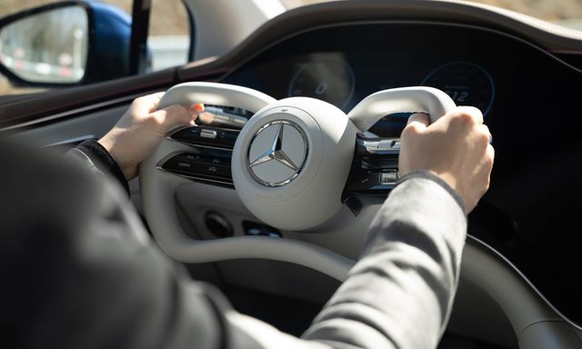 Mercedes-Benz EQS 2026 trang bị vô lăng như xe đua F1, tự điều chỉnh số vòng đánh lái, dễ 'hot' khi về Việt Nam