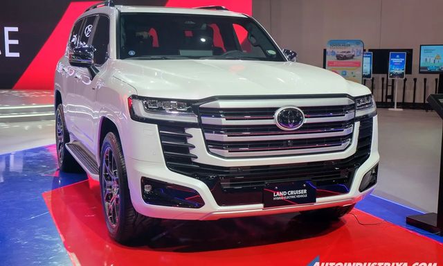 Toyota Land Cruiser Hybrid ra mắt ĐNÁ: Chốt giá gần 3 tỷ, vẫn dùng máy V6 3.5L, dễ 'cháy hàng' khi về Việt Nam