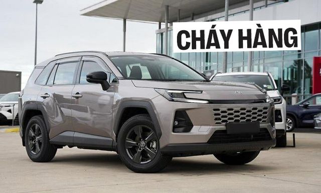 Toyota RAV4 ‘cháy’ hàng kỷ lục: Một đại lý có tới 800 khách chờ mua, hãng phải mở rộng dây chuyền lắp ráp