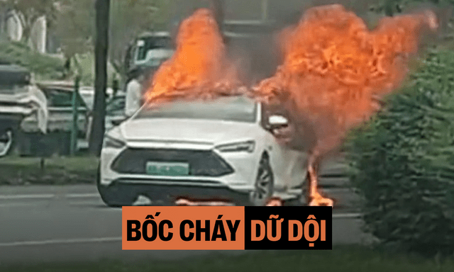 Xe BYD bốc cháy sau tai nạn liên hoàn: Cửa xe không thể mở, người lái và hành khách thoát chết trong gang tấc