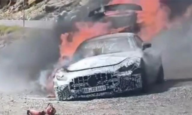 Mercedes-AMG GT mới đang chạy thử thì bị cháy rụi, cứu hỏa có mặt nhưng không dập nổi ngọn lửa