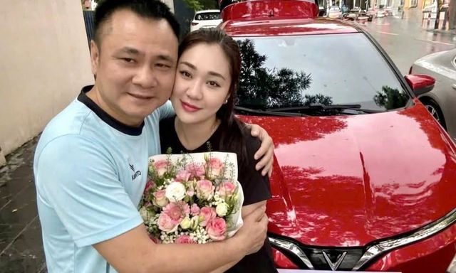 NSND Tự Long tặng vợ VinFast VF 5, biển số '5678' đấu giá 80 triệu đồng