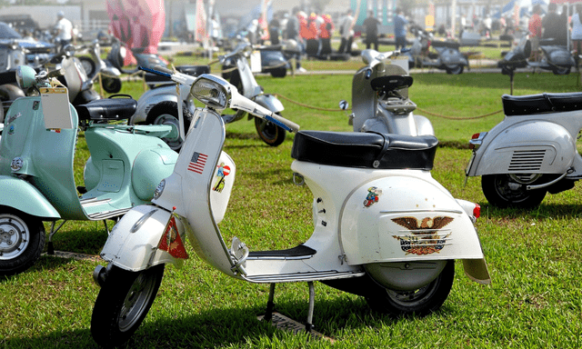 Lạc vào dàn xe chục năm tuổi tại Vietnam Scooter Fest 2026: Từ những chiếc Vespa nhuốm màu thời gian đến Cadillac huyền thoại