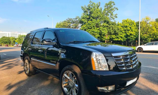 Cadillac Escalade gần 15 năm tuổi rao giá thấp hơn Toyota Fortuner: Máy V8, vành 22 inch, nhiều tiện ích hơn xe sang ngày nay