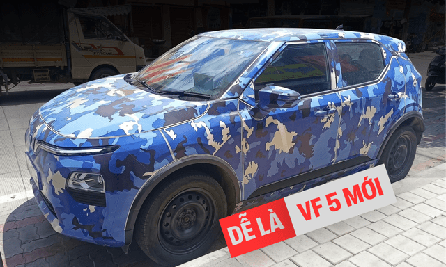 VinFast VF 5 mới lộ diện chi tiết trên đường phố: Nhìn rõ cụm đèn pha, vô lăng như VF 8 mới, chỉ còn màn hình trung tâm