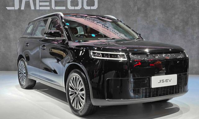 Jaecoo J5 EV vừa ra mắt Việt Nam thêm bản mới 'sang xịn mịn' hơn: Chưa đến 500 triệu, nội thất hai màu, pin to hơn, đi gần 500km/sạc