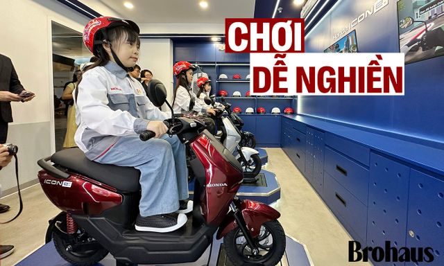 Tôi tìm được một nơi ở Hà Nội mà cả bố và con đều nghiền: Lắp xe máy, lái ô tô, điều khiển máy bay như phi công
