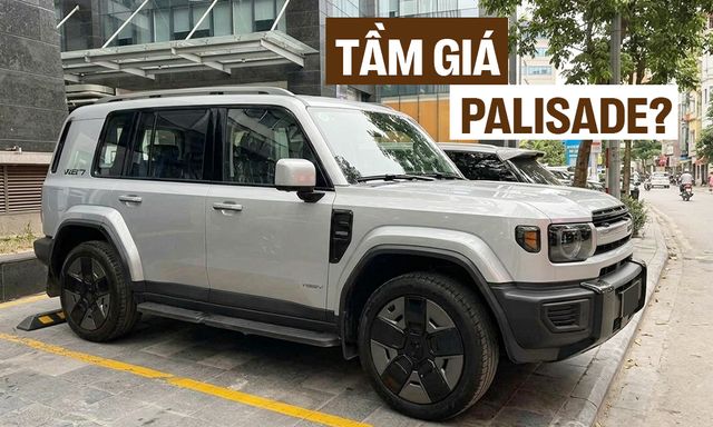 SUV 'lạ' dáng như Defender lần đầu xuất hiện tại Việt Nam: EREV đầy bình chạy tới 1.200km, giá tạm tính 2,2 tỷ đồng có cạnh tranh được Prado?