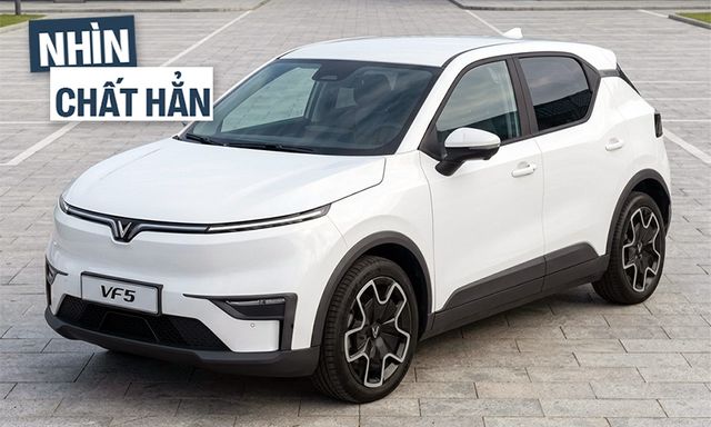 VinFast VF 5 mới lộ diện không che với các điểm nhận diện khác nhau: Dễ có nhiều bản, bản cao cấp có viền chrome 'cánh chim', mâm 2 tông màu sành điệu
