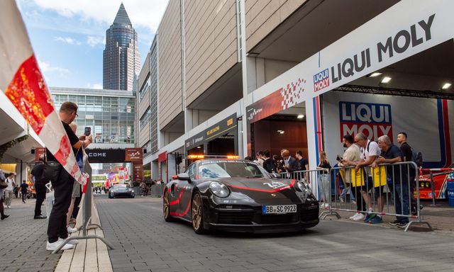 Tôi bay 12 tiếng, đi hơn 25.000 bước chân ở Automechanika Frankfurt 2026 để xem drift, monster truck và siêu xe triệu đô