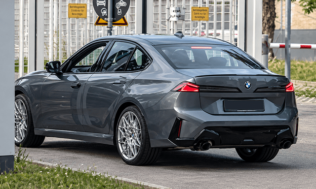 BMW 3 Series đời mới lộ diện không che trên đường: Cản sau hầm hố, kích thước lớn hơn hiện tại, động cơ hybrid tiêu chuẩn cạnh tranh C-Class