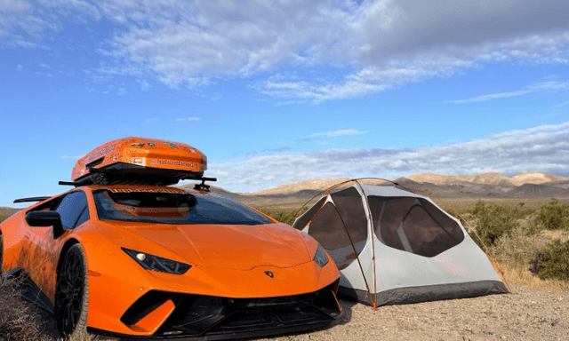 Chủ xe Lamborghini Huracan chạy 6.400 km, chở 1.000 ô tô mô hình trên nóc để tặng miễn phí cho trẻ em trên đường