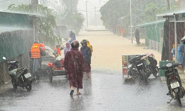 Quảng Bình: Một người mất tích do lật đò khi chạy lũ