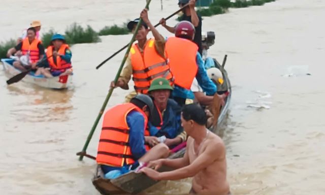 Quảng Bình: Tìm thấy thi thể người dân mất tích do lật thuyền trong mưa lũ