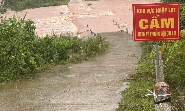 Tìm kiếm 2 chị em bị nước lũ cuốn trôi mất tích ở Quảng Bình